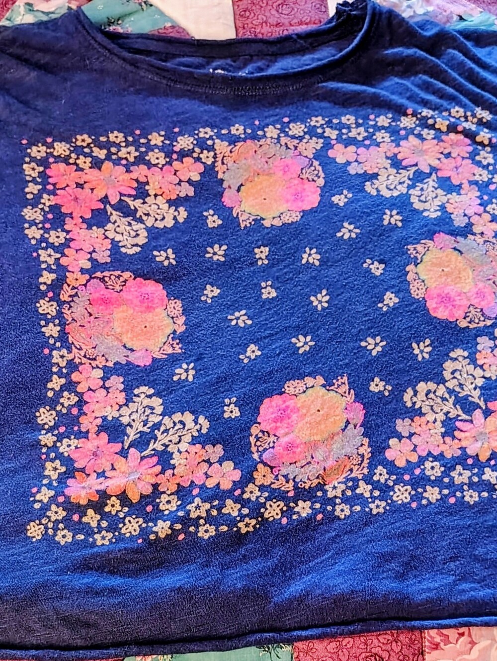 Natural Life Sz L Blue Floral Cropped Cotton Tee.